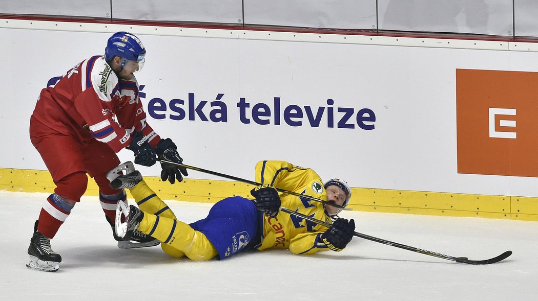 Jakub Jeřábek si hlídá Emila Johanssona