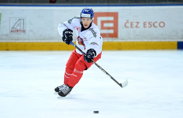 Mladý obránce Jiří Ticháček na tréninku reprezentace Mladý obránce Jiří Ticháček na tréninku reprezentace