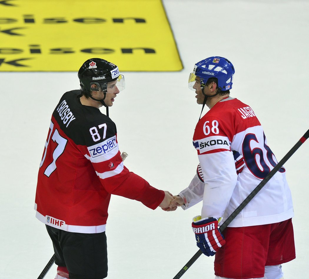 Český útočník Jaromír Jágr zdraví na konci zápasu útočníka Kanady Sidneyho Crosbyho.