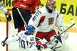 Kanadský obránce Shea Weber na české brance Romana Čechmánka na mistrovství světa v Rusku v roce 2007