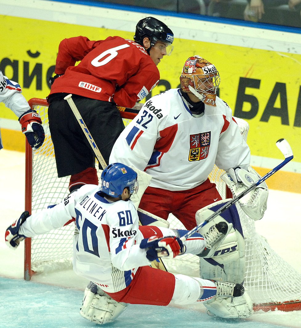 Kanadský obránce Shea Weber na české brance Romana Čechmánka na mistrovství světa v Rusku v roce 2007