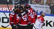 Kanadští hokejisté se radují z gólu do sítě Česka