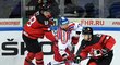 Martin Růžička se snaží probojovat mezi dvěma kanadskými hráči