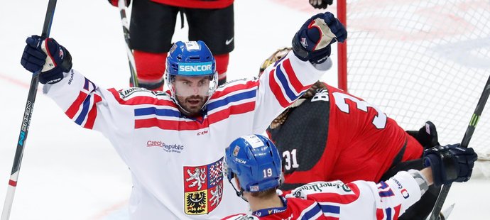 Čeští hokejisté oslavují gól do sítě Kanady