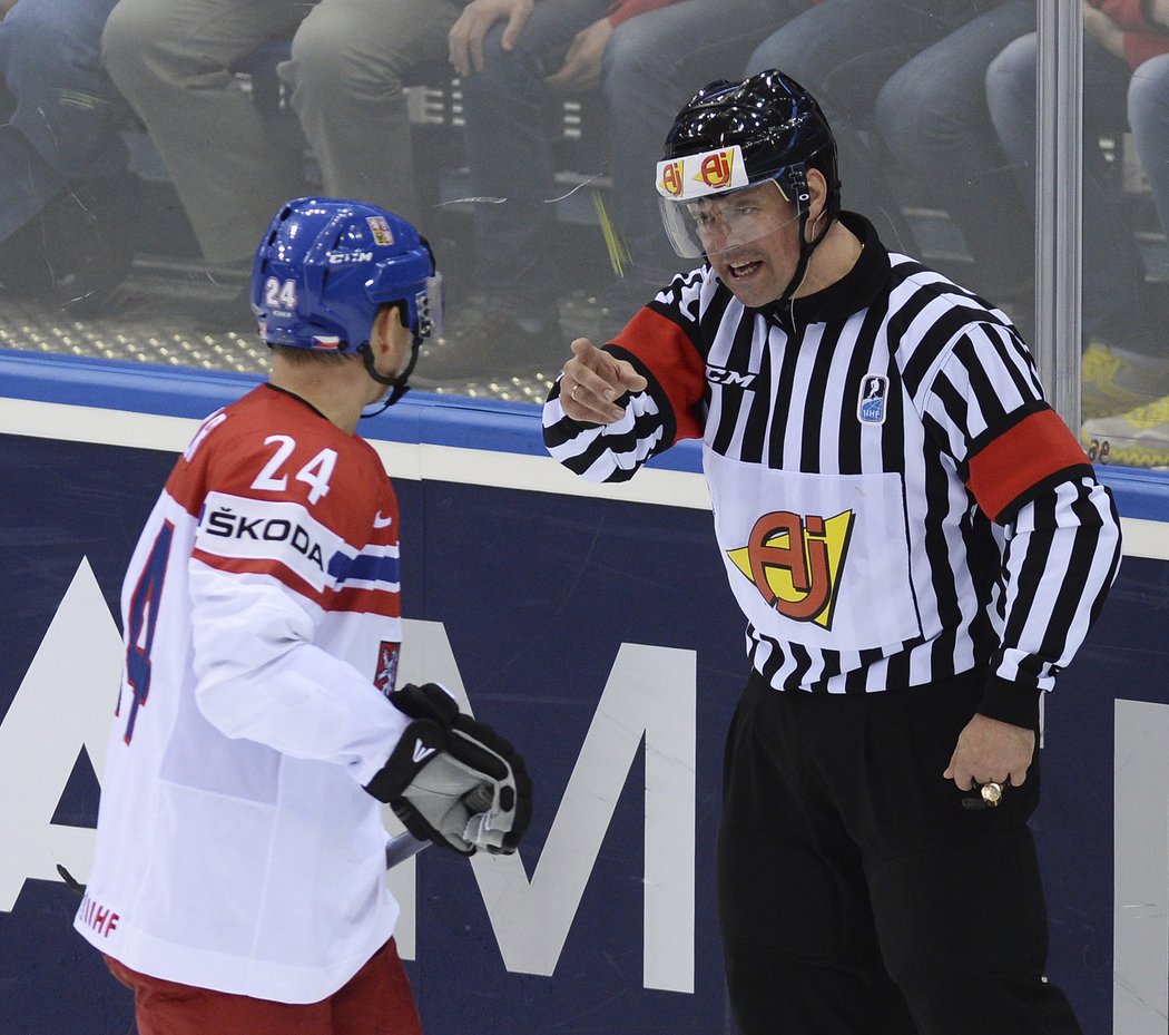 Jiří Hudler dostal půl minuty před koncem utkání trest za nedovolené bránění