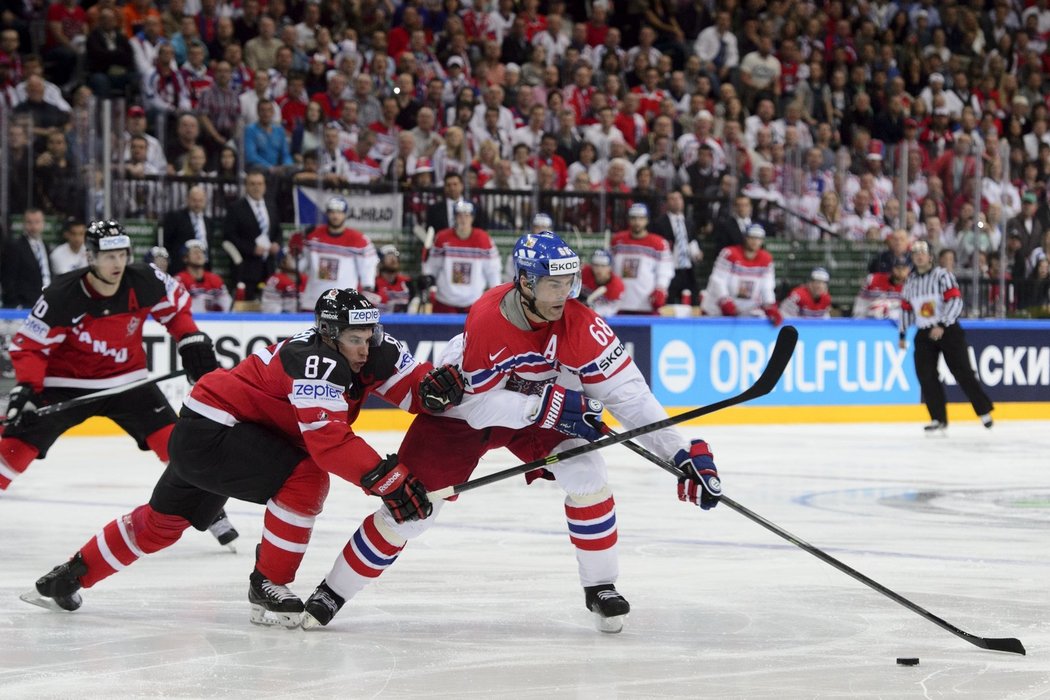 Útočník Kanady Sidney Crosby (vlevo) a český útočník Jaromír Jágr.