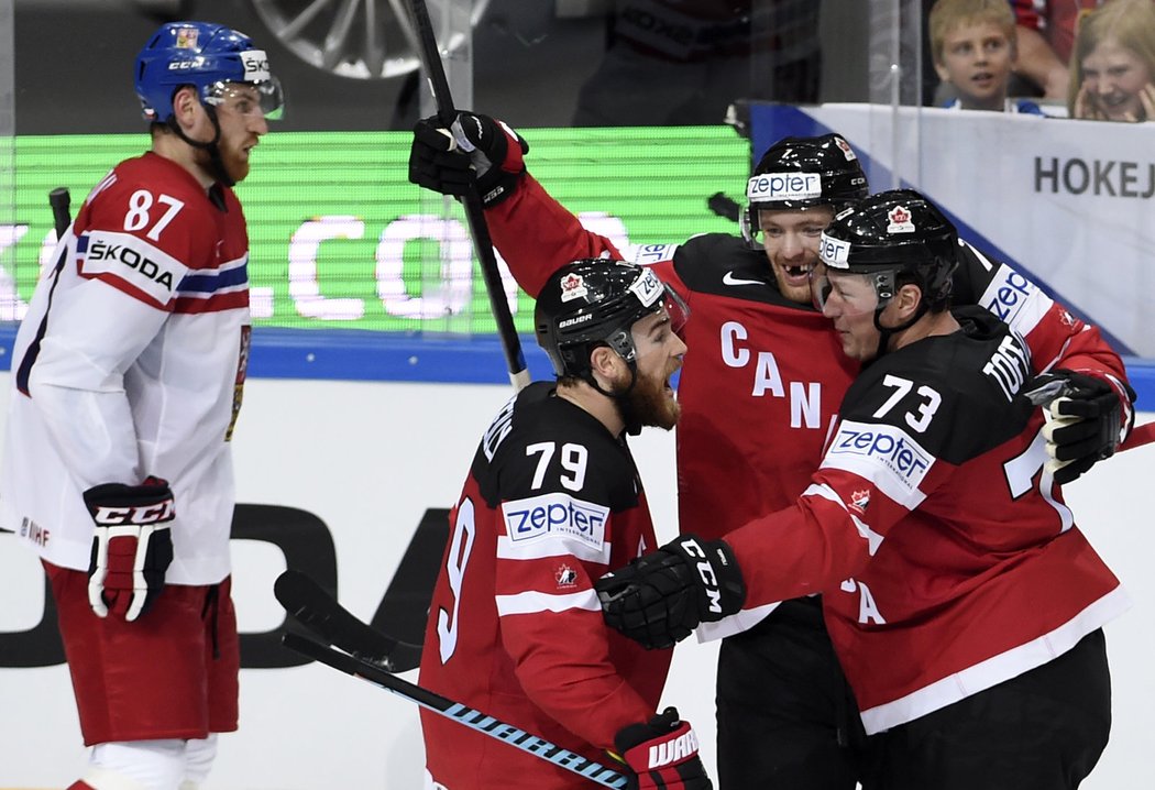 Útočníci Kanady (zleva) Ryan O Reilly, Sean Couturier a Tyler Toffoli se radují z gólu. Vlevo je český obránce Jakub Nakládal.