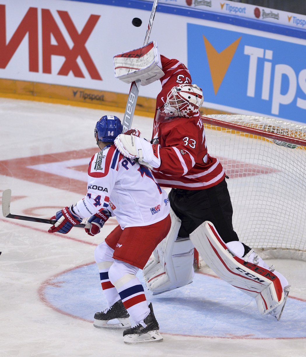 Tomáš Plekanec před kanadským brankářem Camem Talbotem