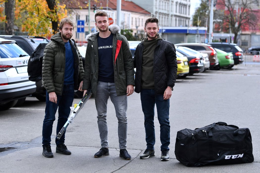 Bratrské trio Hynek (zleva), Radim a Tomáš Zohornovi dorazili na sraz hokejové reprezentace před Karjala Cupem