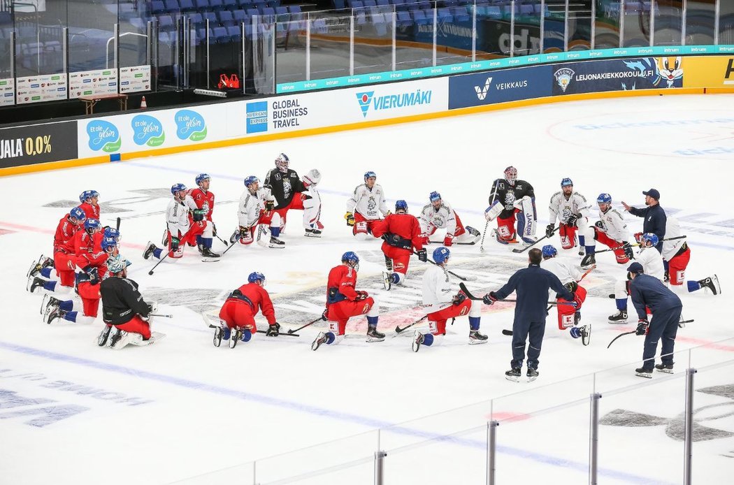 Čeští hokejisté se připravují na první zápas Karjala Cupu pod vedením trenéra Filipa Pešána a jeho kolegů Martina Straky a Jaroslava Špačka