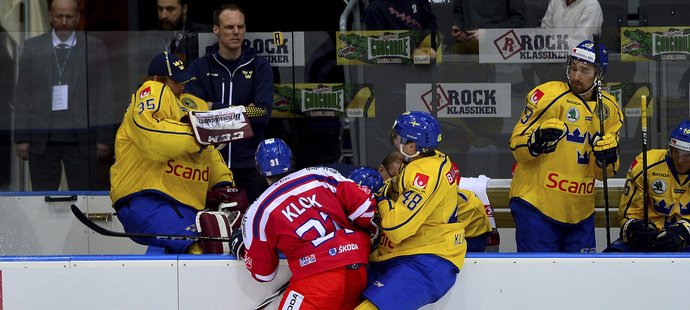 Lukáš Klok přimáčkl na mantinel Carla Klingberga