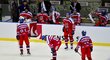 Zklamaní čeští hokejisté po prohře se Švédskem