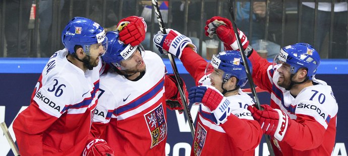 Čeští hokejisté se radují z gólu do lotyšské sítě