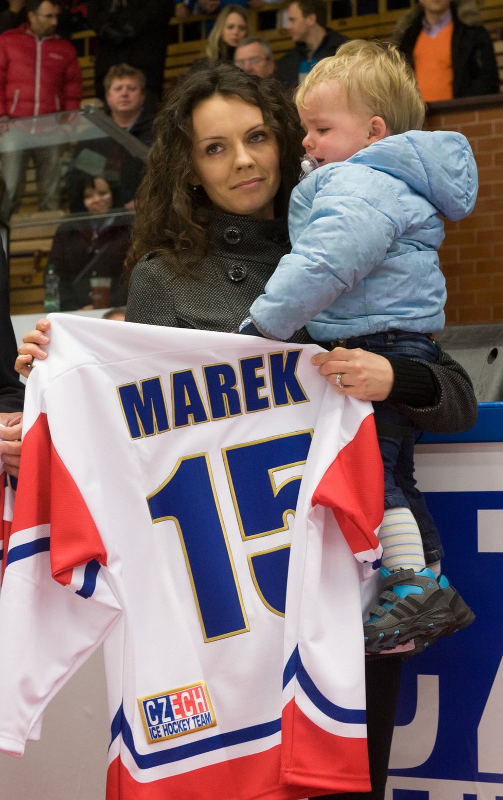 Lucie Marková se synem Honzíkem před zápasem Česko - Lotyšsko překřtila stadion v Jindřichově Hradci po svém zesnulém manželovi