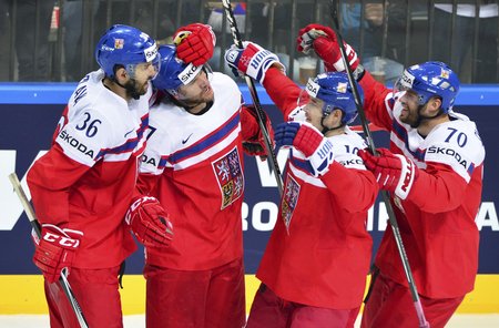Čeští hokejisté se radují z přesilovkové trefy do sítě Lotyšska