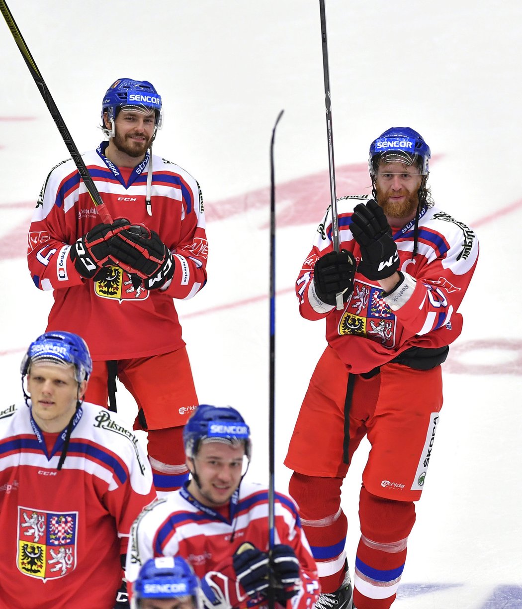 Čeští hokejisté si užili děkovačku s fanoušky. Michal Kempný (vlevo).