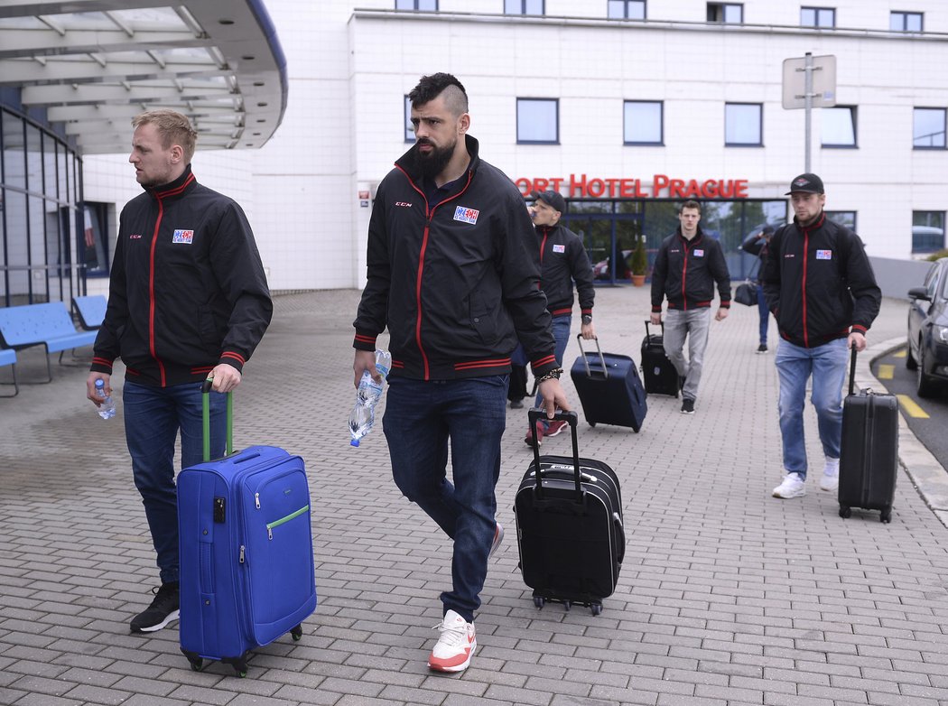 Jakub Jeřábek a Richard Jarůšek přicházejí na letiště, odkud ve středu ráno vyrazili směr Moskva a MS v hokeji