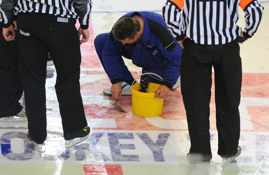 Spravování díry v ledu na brněnském stadionu během utkání Euro Hockey Tour mezi Českem a Ruskem