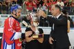 Tomáš Plekanec přebírá od Slavomíra Lenera pohár pro vítěze Euro Hockey Tour