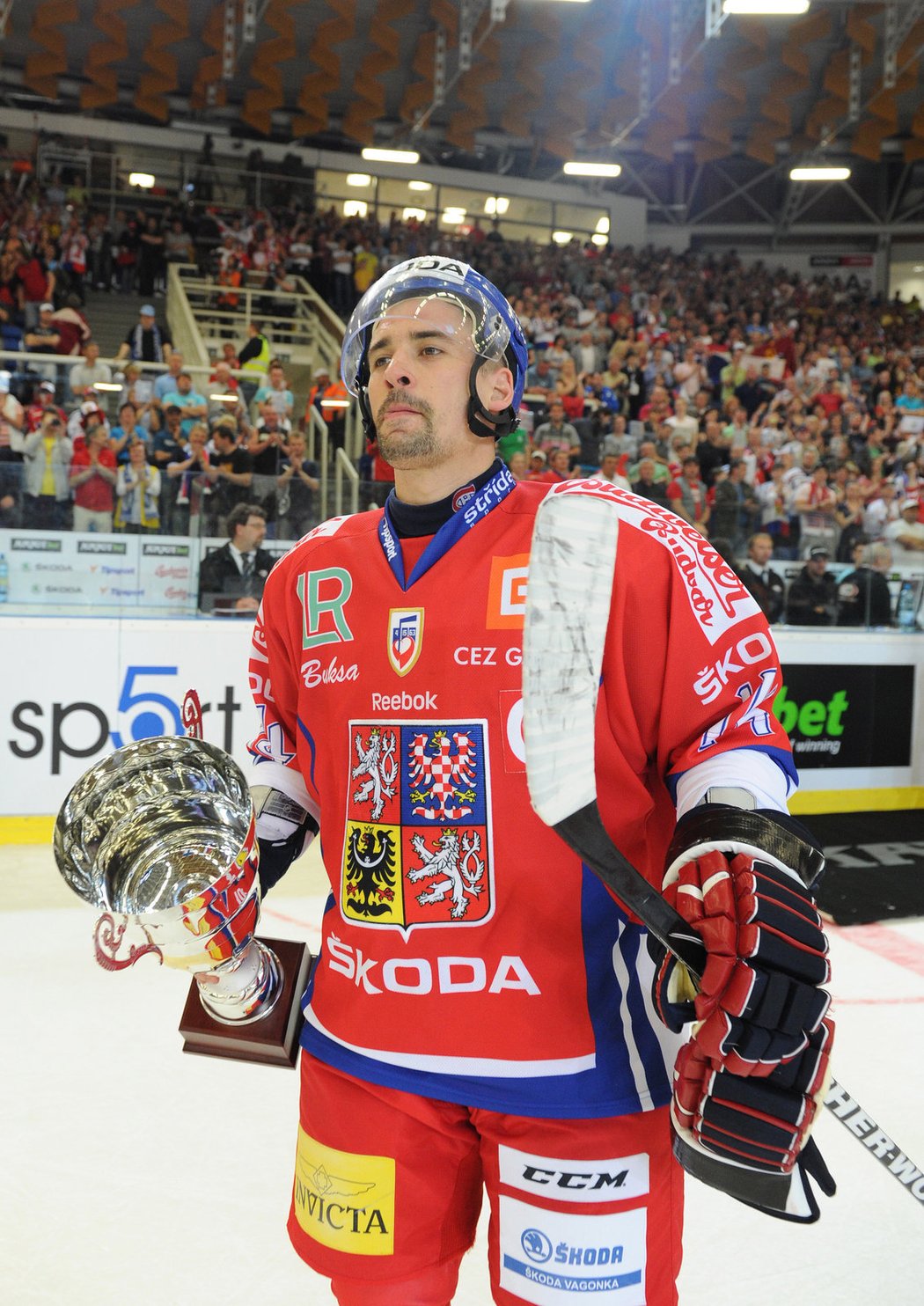 Kapitán českého národního týmu Tomáš plekanec s trofejí pro vítěze Euro Hockey Tour