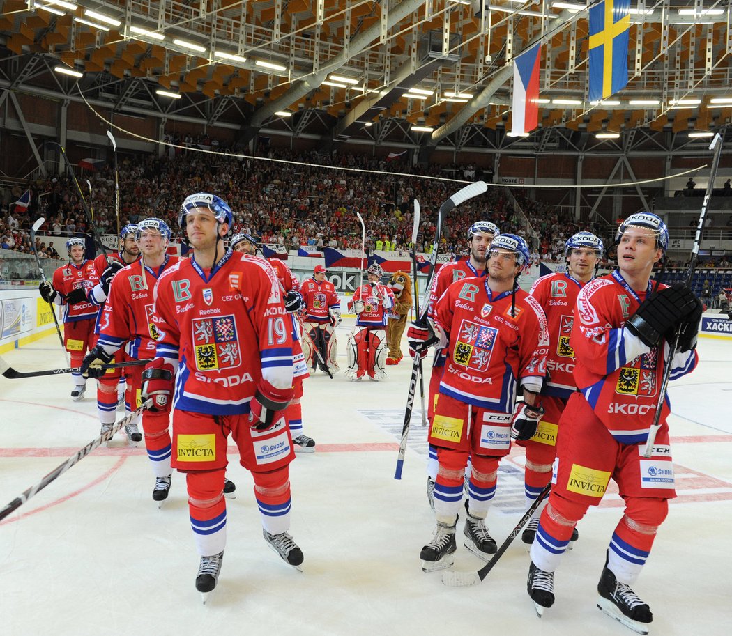 Český národní tým po výhře nad Ruskem, které hokejistům zajistilo prvenství v letošním ročníku Euro Hockey Tour