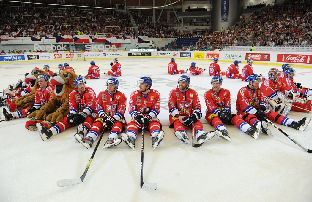 Čeští hráči zdraví diváky v brněnské aréně po vítězném utkání s Ruskem