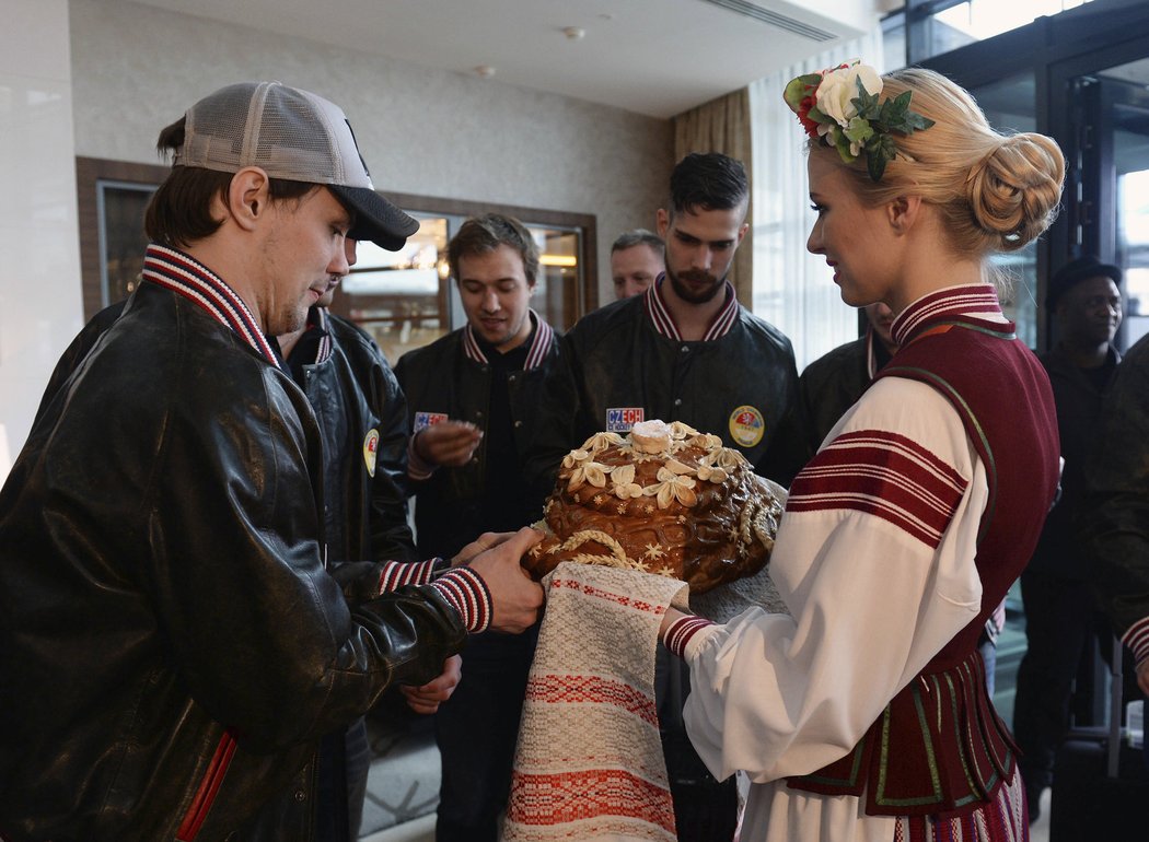 Čeští hokejisté dostali během přivítání v hotelu v Minsku chutnou vánočku