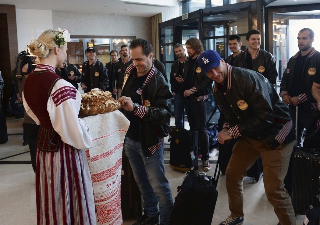 Čeští hokejisté po příchodu do hotelu v Minsku, kde budou trávit chvíle během světového šampionátu