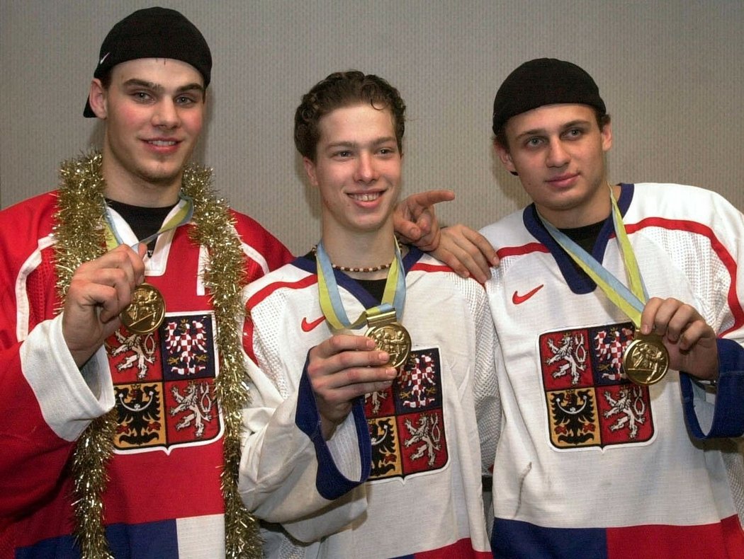 Čeští mistři světa z roku 2001 (zleva) Rostislav Klesla, Tomáš Duba a Pavel Brendl pózují se zlatými medailemi