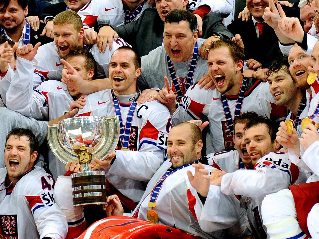 Čeští hokejisté s kapitánem Tomášem Rolinkem oslavují titul mistrů světa