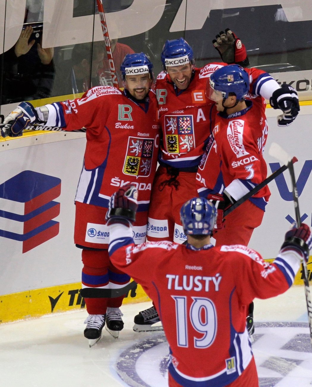 Čeští hokejisté slaví jednu z branek v utkání se Švédskem