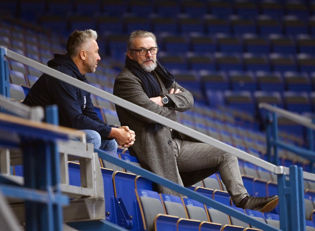 Generální manažer české hokejové reprezentace Petr Nedvěd během tréninku na tribune s bývalým koučem ženského národního týmu Tomášem Pacinou