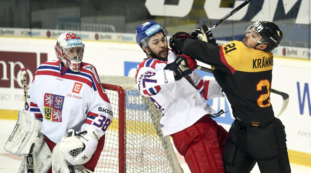 Český brankář Dominik Furch sleduje souboj Bohumila Janka s Nicolasem Krämmerem