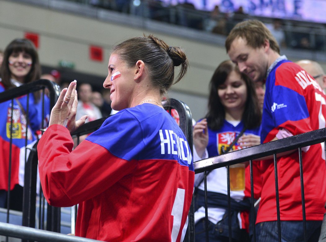 Na utkání Česka s Německem dorazila i atletka Hejnová