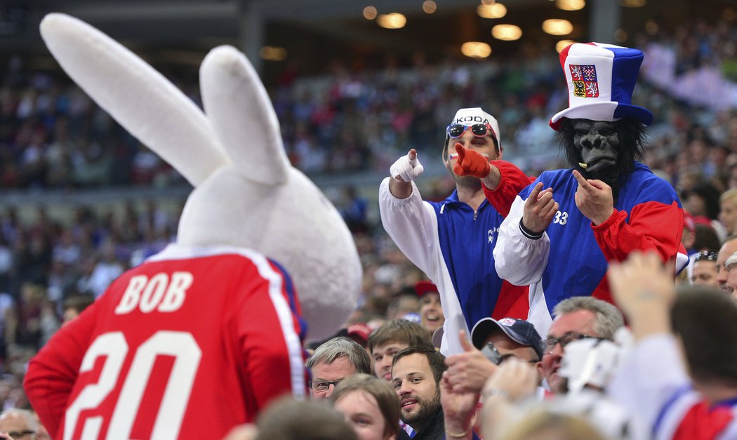 Maskot Bob mezi fanoušky českého celku