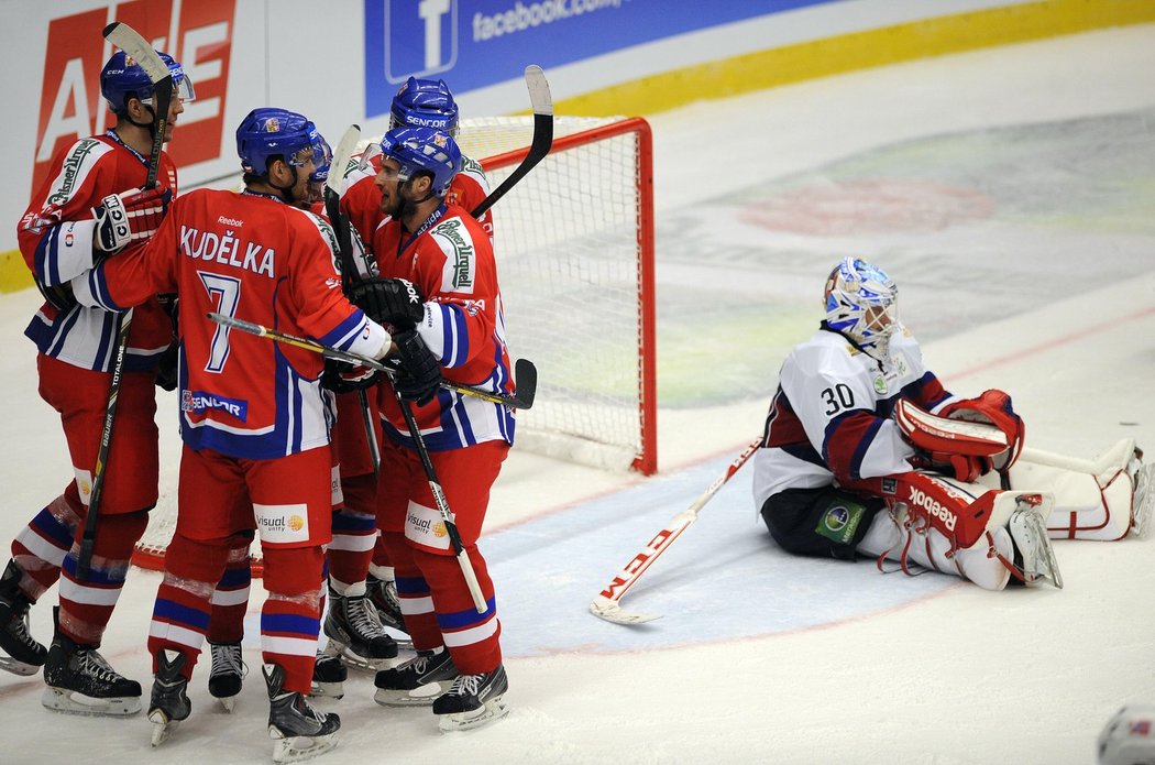 Čeští hokejisté se radují z jednoho gólu do sítě Norska