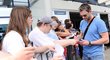 Petr Nedvěd se po příletu z mistrovství světa podepisoval fanouškům
