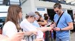 Petr Nedvěd se po příletu z mistrovství světa podepisoval fanouškům