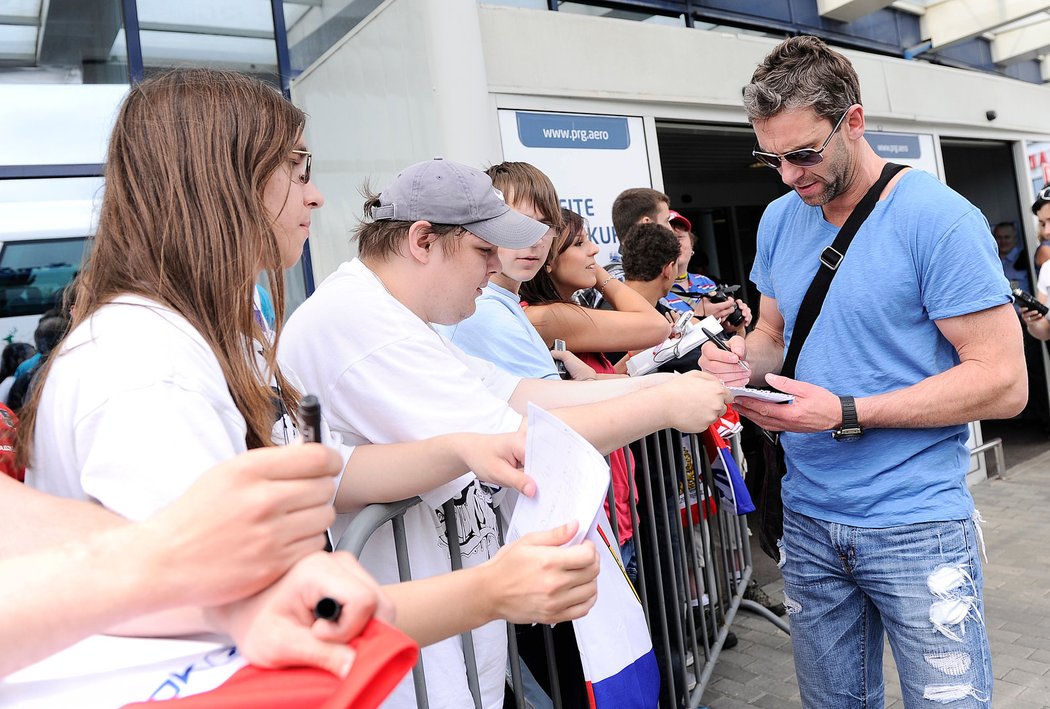 Petr Nedvěd se po příletu z mistrovství světa podepisoval fanouškům