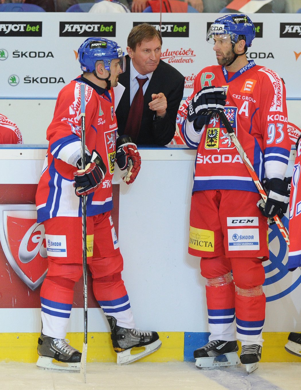 Opory v diskuzi s trenérem. Alois Hadamczik debatuje s Petrem Nedvědem (vpravo) a Tomášem Plekancem