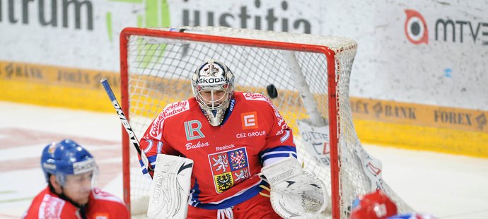 Na gólmana Ondřeje Pavelce míří další z ruských střel. Ve dvou zápasech pustil český brankář jedinou a byl velkou hvězdou českého týmu. Po Karjala Cupu se také rozhodl, že skončí v Liberci a vrátí se do Kanady