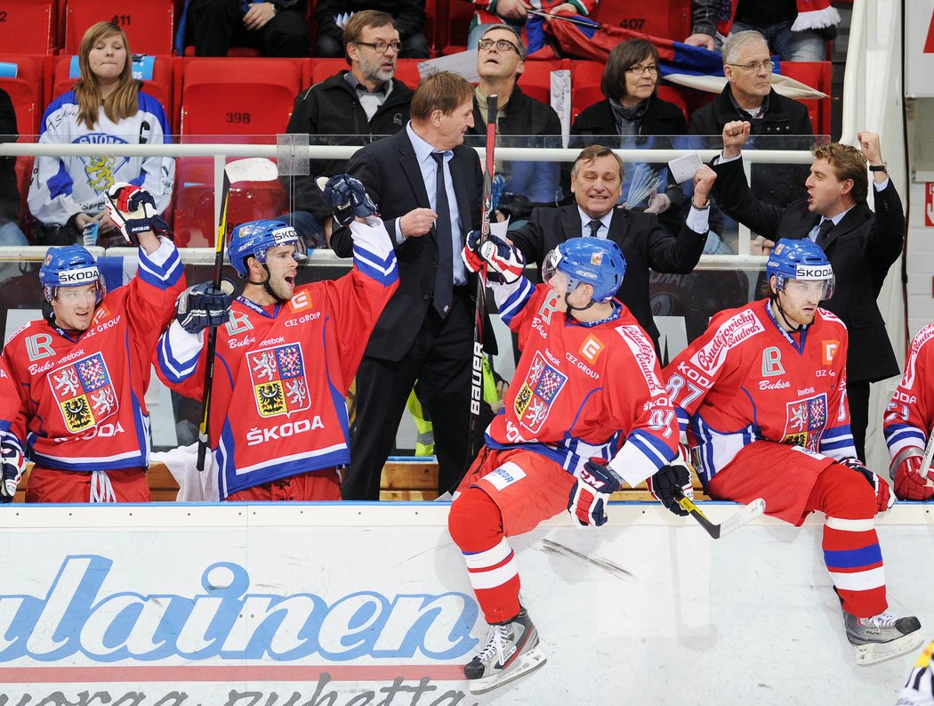 Konec! Češi skákají na led oslavit titul z turnaje Karjala