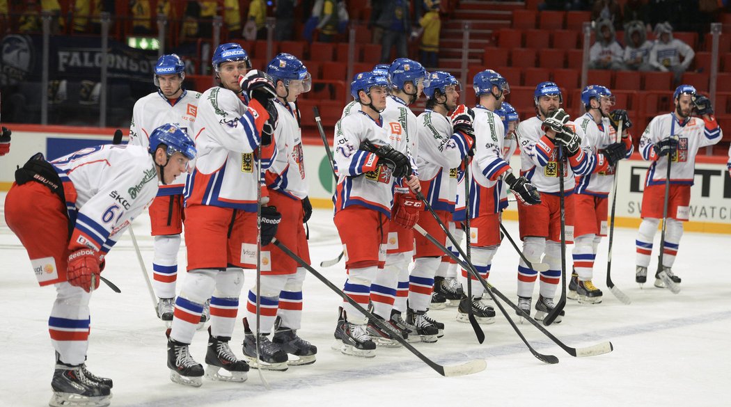 Zklamaní čeští hokejisté po porážce s Ruskem