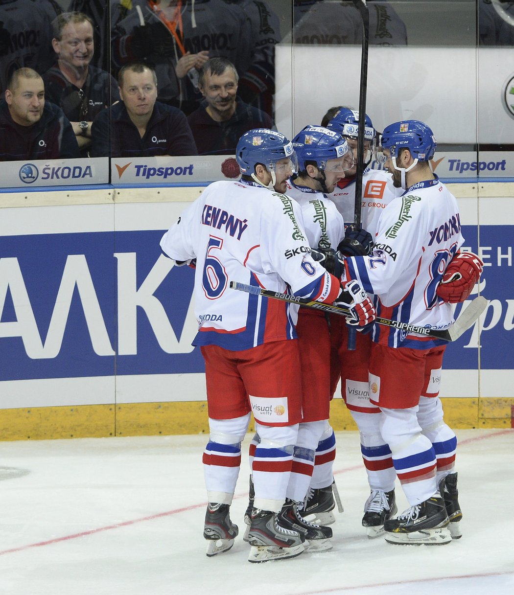 Hokejisté Česka oslavují výhru nad Ruskem