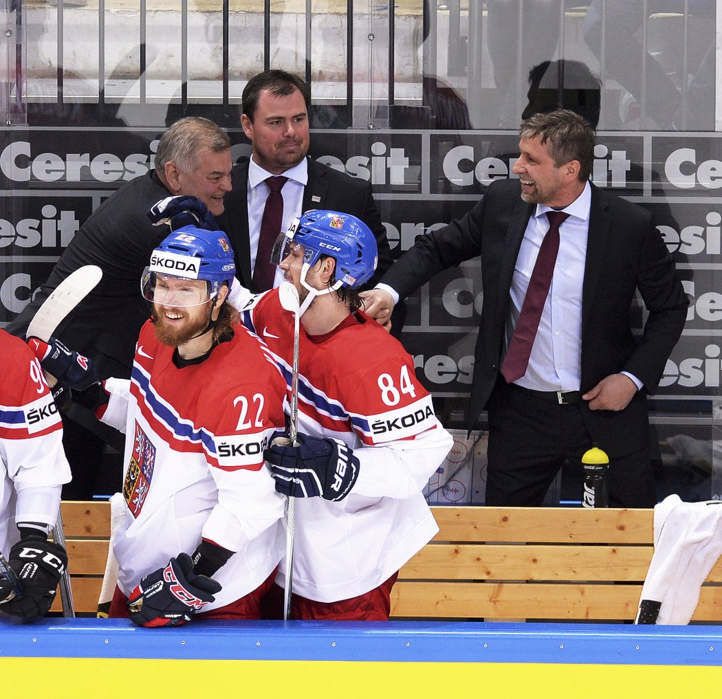 Vladimír Vůjtek přijímá gratulace od dalších členů trenérského štábu, výhru 3:0 nad Ruskem nikdo nečekal