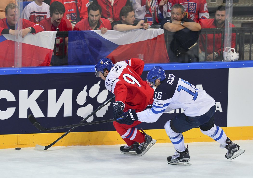 Aleksander Barkov nahání útočníka Dominika Simona