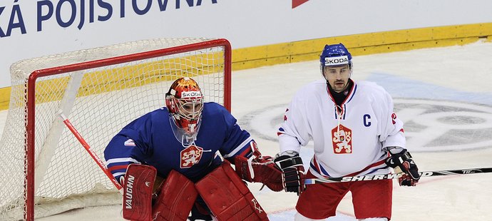 Tomáš Plekanec v retrodresu z roku 1972 před slovenským brankářem Peterem Hamerlíkem. Plekanec bude kapitánem i na světovém šampionátu