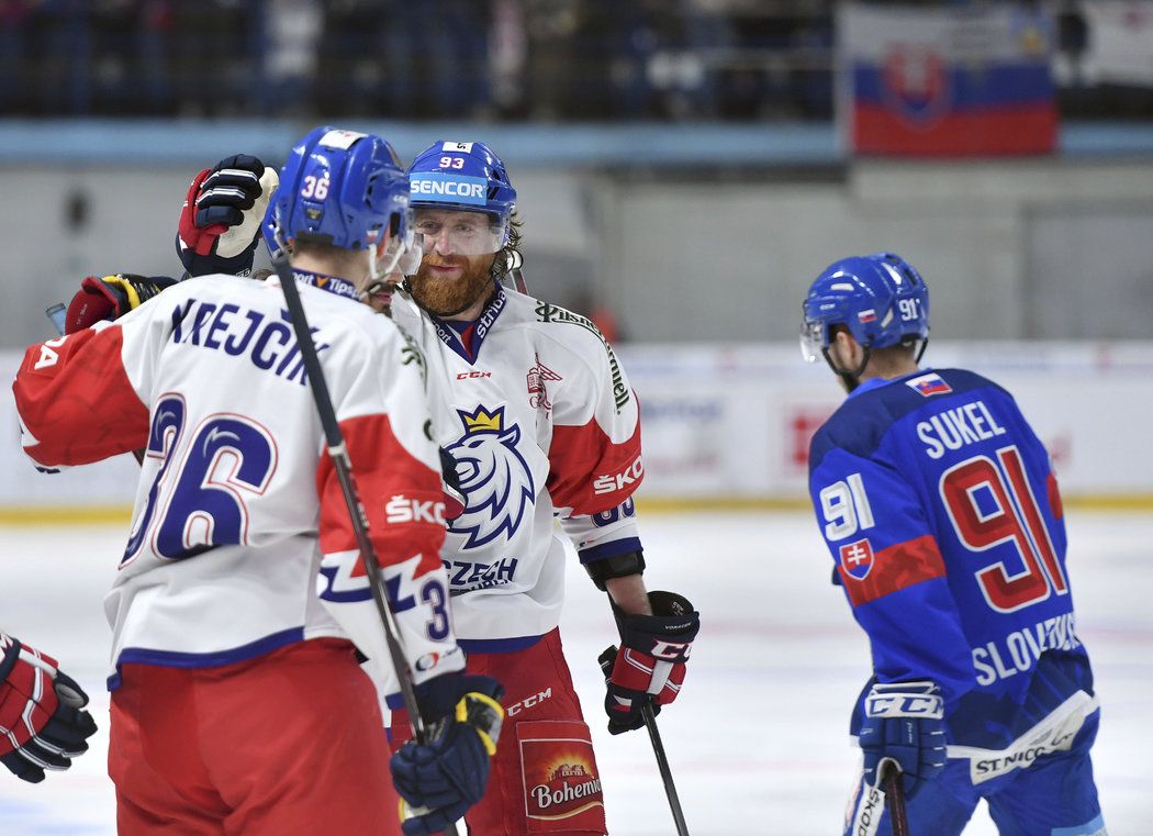 Jakub Voráček a Jakub Krejčík slaví trefu do sítě Slovenska