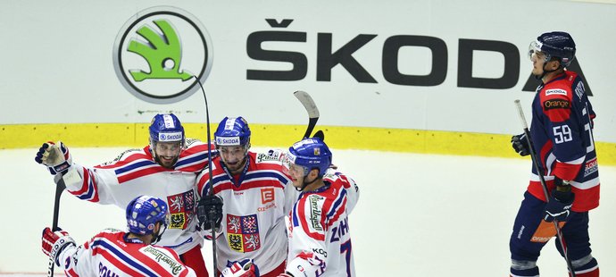 Čeští hokejisté oslavují výhru nad Slovenskem