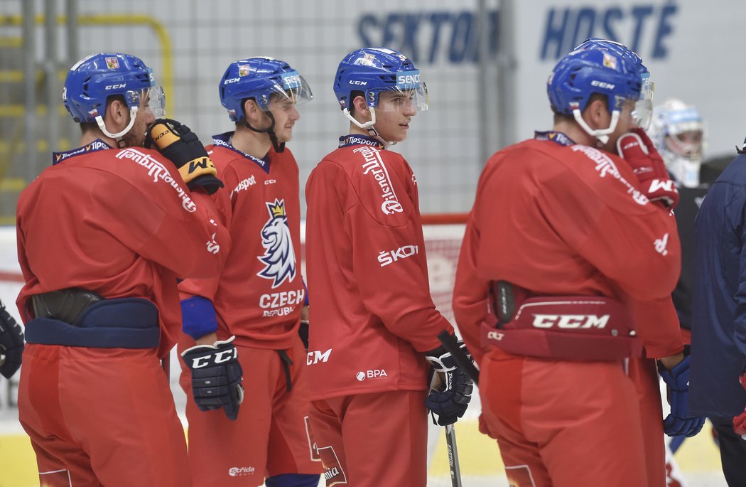 Čeští hokejisté na tréninku při soustředění v Přerově, uprostřed útočník Lukáš Jašek